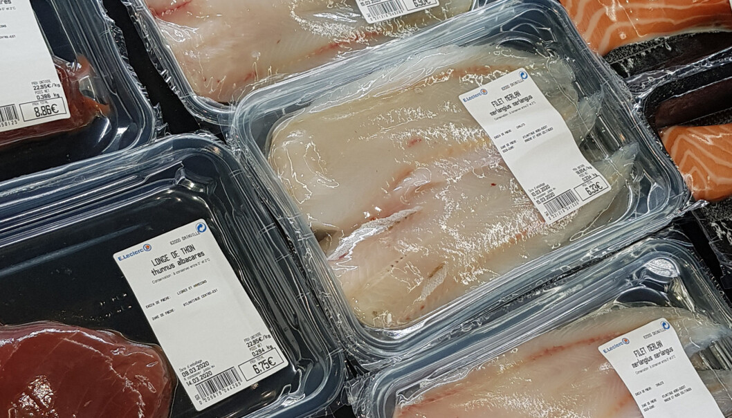 Brettpakkede fileter av tunfisk, torsk og laks i et fransk supermarked. Hvordan kan du vite at du får det du tror du kjøper? Brettpakkede fileter av tunfisk, torsk og laks i et fransk supermarked. Hvordan kan du vite at du får det du tror du kjøper?
