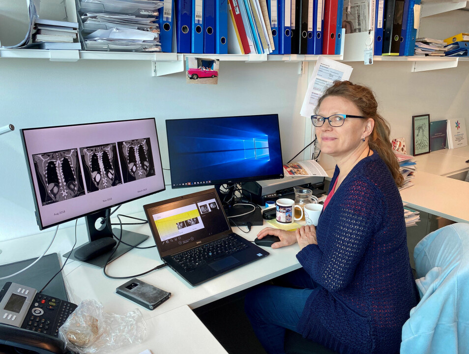 Forskningsleder og overlege Åslaug Helland leder forskning på lungekreftpasienter. Hun starter nå opp igjen arbeidet med studien etter at forskningen ble satt på vent som følge av koronaepidemien.