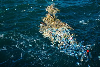 Finner bittesmå plastbiter i havet på satellittbilder