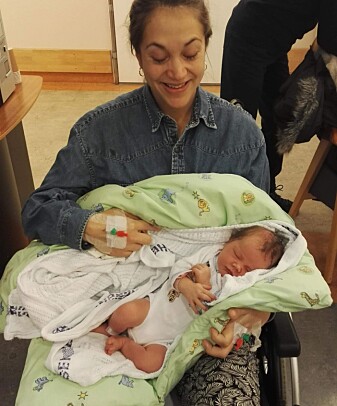 Etter å ha mistet tre liter blod måtte Sofie Kleivene-Briseid sitte i rullestol da hun skulle vise frem babyen til foreldrene sine. Men hun kom seg fort på beina igjen. Etter å ha mistet tre liter blod måtte Sofie Kleivene-Briseid sitte i rullestol da hun skulle vise frem babyen til foreldrene sine. Men hun kom seg fort på beina igjen.