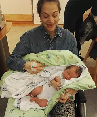 Etter å ha mistet tre liter blod måtte Sofie Kleivene-Briseid sitte i rullestol da hun skulle vise frem babyen til foreldrene sine. Men hun kom seg fort på beina igjen.