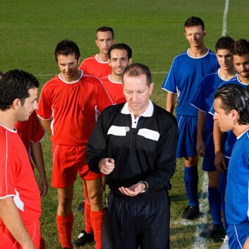 Tilfeldighet eller ikke? Myntkast er blitt brukt til å avgjøre mange mer eller mindre viktige uenigheter, herunder også hvilket lag som får velge banehalvdel ved starten av en fotballkamp. Men metoden er kanskje ikke like tilfeldig som vi tror. (Foto: Colourbox) Tilfeldighet eller ikke? Myntkast er blitt brukt til å avgjøre mange mer eller mindre viktige uenigheter, herunder også hvilket lag som får velge banehalvdel ved starten av en fotballkamp. Men metoden er kanskje ikke like tilfeldig som vi tror. (Foto: Colourbox)
