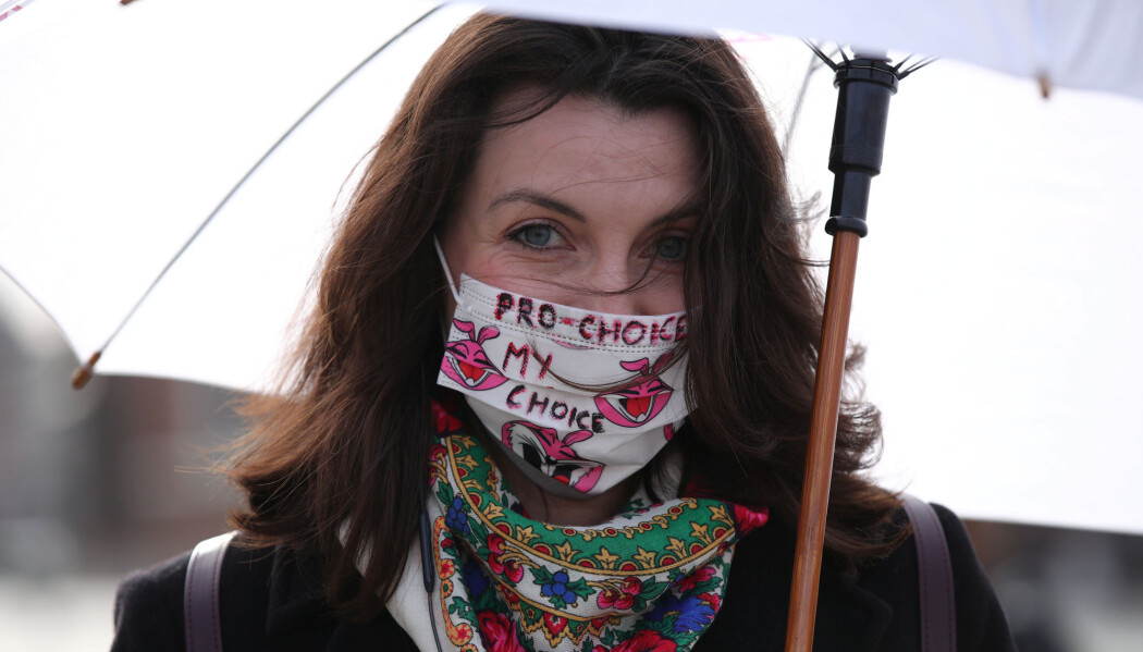En kvinne demonstrerer mot et forslag om innstramminger av abortloven i Polen under covid-19-pandemien. En kvinne demonstrerer mot et forslag om innstramminger av abortloven i Polen under covid-19-pandemien.
