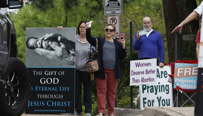 Anti-abort-aktivister demonstrerer utenfor en abortklinikk i Mississippi 25. mars 2020. Guvernøren i Mississippi har uttalt at abort ikke regnes som et akutt inngrep. Anti-abort-aktivister demonstrerer utenfor en abortklinikk i Mississippi 25. mars 2020. Guvernøren i Mississippi har uttalt at abort ikke regnes som et akutt inngrep.