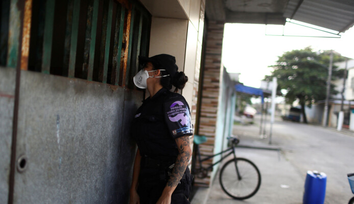 En politikvinne sjekker om det går bra med en kvinne som har vært utsatt for vold i hjemmet i Brazil nå som koronaviruset har ført til at folk er mer isolerte i hjemmene sine. En politikvinne sjekker om det går bra med en kvinne som har vært utsatt for vold i hjemmet i Brazil nå som koronaviruset har ført til at folk er mer isolerte i hjemmene sine.