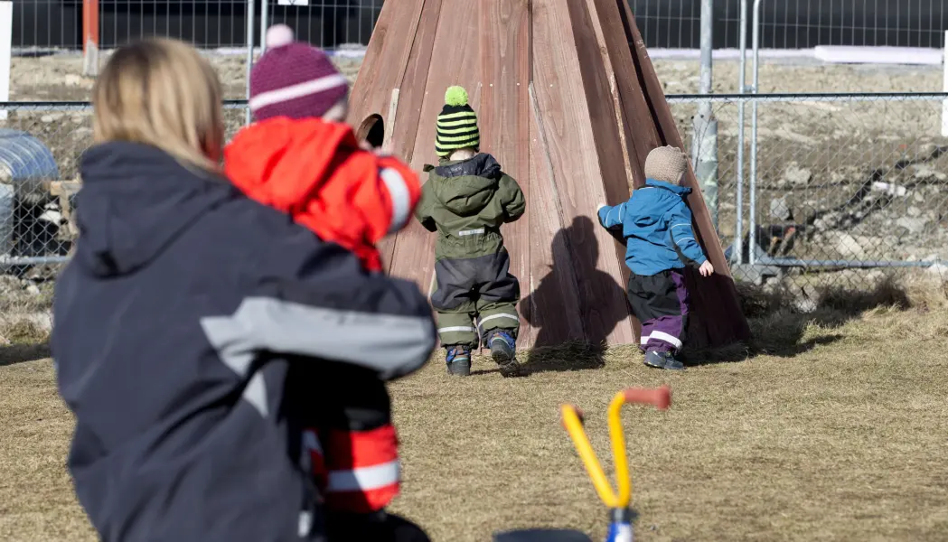 Ansatte i fire barnehager forteller at de kjefter og tar tak i barna. Etterpå angrer de. Ansatte i fire barnehager forteller at de kjefter og tar tak i barna. Etterpå angrer de.