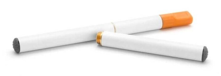 Elektroniske sigaretter ser ofte ut som vanlige sigaretter. De inneholder et batteri og en væske som vanligvis er tilsatt nikotin. Oppvarmet damp suges ned i lungene. Nikotinholdige e-sigaretter er forbudt å selge i Norge. (Foto: Sirus) Elektroniske sigaretter ser ofte ut som vanlige sigaretter. De inneholder et batteri og en væske som vanligvis er tilsatt nikotin. Oppvarmet damp suges ned i lungene. Nikotinholdige e-sigaretter er forbudt å selge i Norge. (Foto: Sirus)