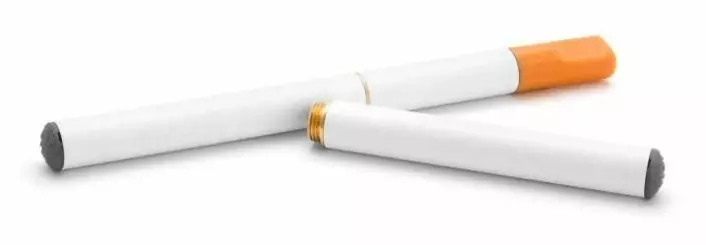 Elektroniske sigaretter ser ofte ut som vanlige sigaretter. De inneholder et batteri og en væske som vanligvis er tilsatt nikotin. Oppvarmet damp suges ned i lungene. Nikotinholdige e-sigaretter er forbudt å selge i Norge. (Foto: Sirus)