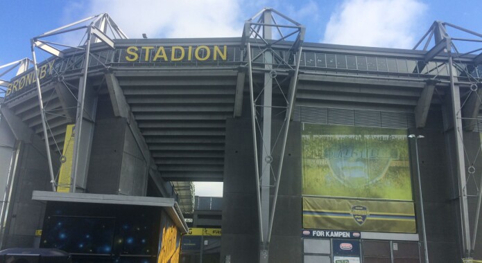 På danske fotballstadioner fanger kameraer og annet måleutstyr spillernes bevegelser i hver eneste kamp. Én av kampene den nye forskningen er basert på, ble spilt på Brøndby Stadion. På danske fotballstadioner fanger kameraer og annet måleutstyr spillernes bevegelser i hver eneste kamp. Én av kampene den nye forskningen er basert på, ble spilt på Brøndby Stadion.