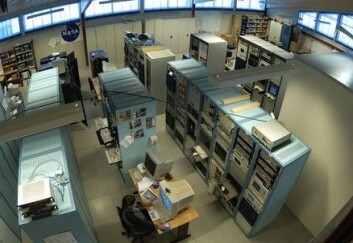 "Fra NASAs kontrollrom ved SvalSat kontrolleres mange av organisasjonens polarbanesatellitter." "Fra NASAs kontrollrom ved SvalSat kontrolleres mange av organisasjonens polarbanesatellitter."