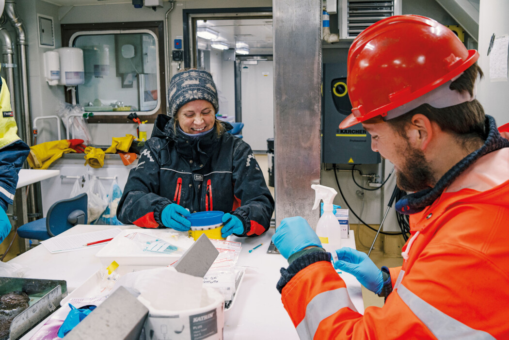 Stipendiat Ane Haarr (UiO) (t.v.) og masterstudent Håvard Nilsen Liholt (UiO) analyserer miljøgiftene i dyreplankton og polartorsk. Stipendiat Ane Haarr (UiO) (t.v.) og masterstudent Håvard Nilsen Liholt (UiO) analyserer miljøgiftene i dyreplankton og polartorsk.