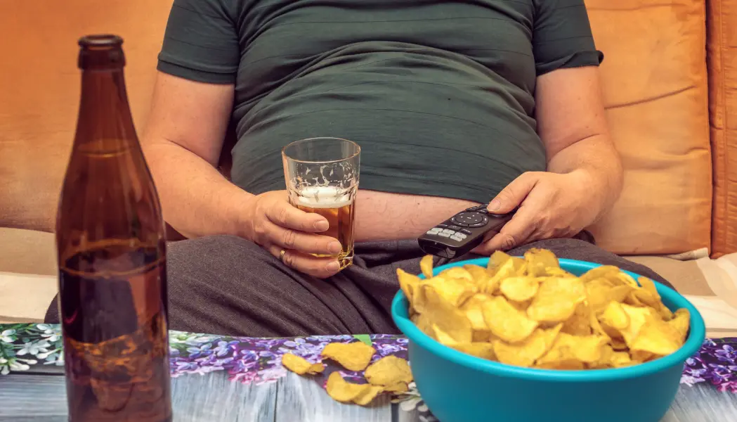Alkohol, karbohydrater og fett er gjerne tilstede når man skal kose seg litt ekstra. Sammen utgjør de fort en kaloribombe - ikke minst smaker potetgullet ekstra godt etter en øl eller to. Alkohol, karbohydrater og fett er gjerne tilstede når man skal kose seg litt ekstra. Sammen utgjør de fort en kaloribombe - ikke minst smaker potetgullet ekstra godt etter en øl eller to.