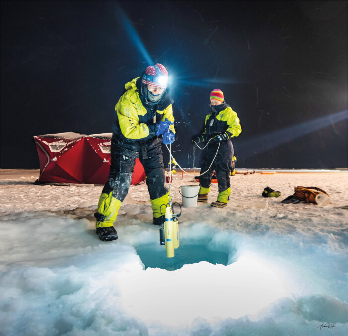 Stipendiat Robynne Nowicki på UNIS (t.v) and Anette Wold på Polarinstituttet samler informasjon om livet under isen. Stipendiat Robynne Nowicki på UNIS (t.v) and Anette Wold på Polarinstituttet samler informasjon om livet under isen.