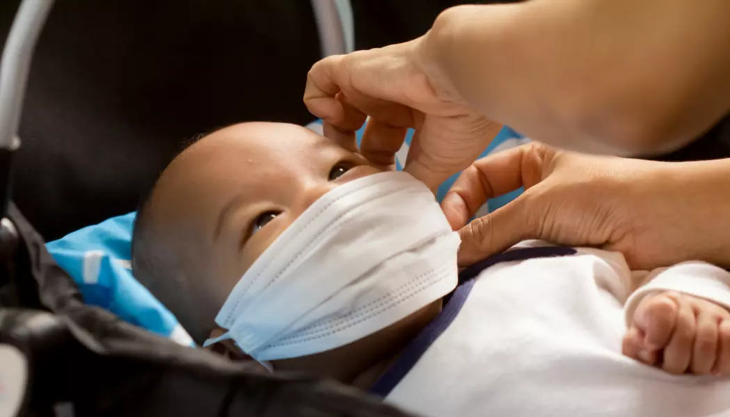 En nyfødt har sjelden koronasykdom selv om moren er smittet, men noen babyer har blitt veldig syke.