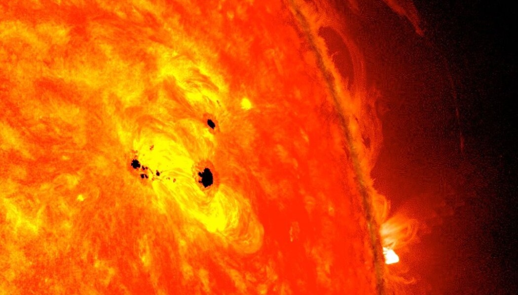 Gigantiske solflekker på solen før forrige topp i syklusen i 2013. Disse flekkene er tilsammen mer enn seks jordkloder ved siden av hverandre i størrelse. Gigantiske solflekker på solen før forrige topp i syklusen i 2013. Disse flekkene er tilsammen mer enn seks jordkloder ved siden av hverandre i størrelse.