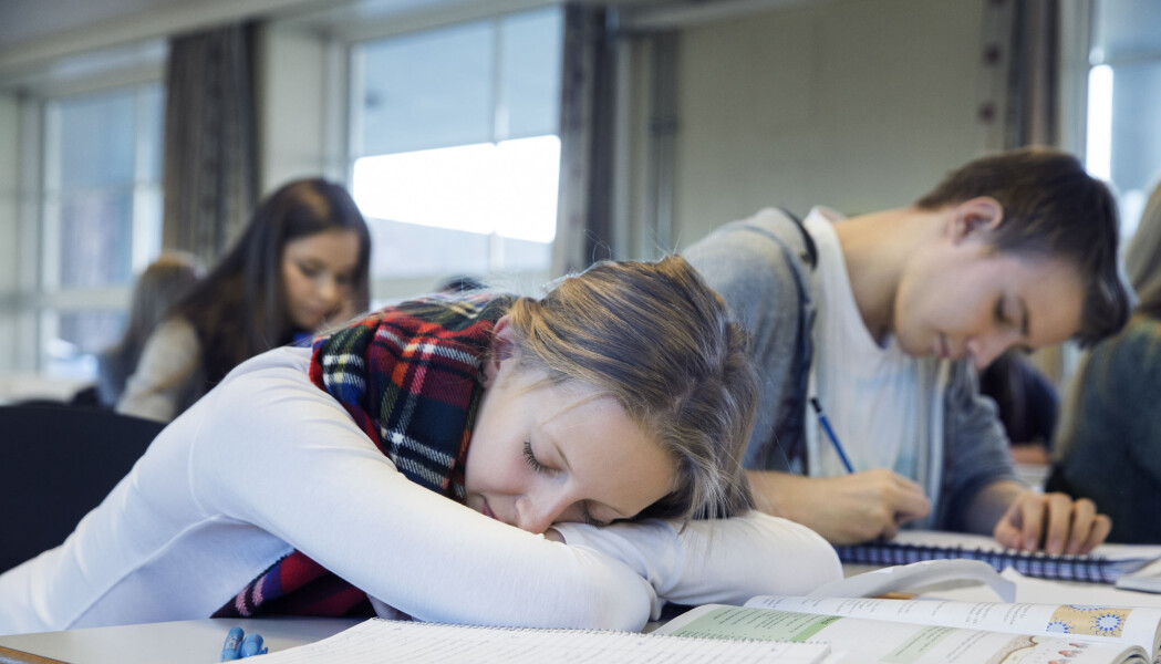Det er ikke lett for ungdommer å få nok søvn når de må begynne på skolen klokka halv åtte om morgenen. Det er ikke lett for ungdommer å få nok søvn når de må begynne på skolen klokka halv åtte om morgenen.