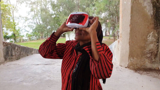 Med VR-brillene på kan du besøke steder og tider som ikke lengre er tilgjengelige for oss. Med VR-brillene på kan du besøke steder og tider som ikke lengre er tilgjengelige for oss.