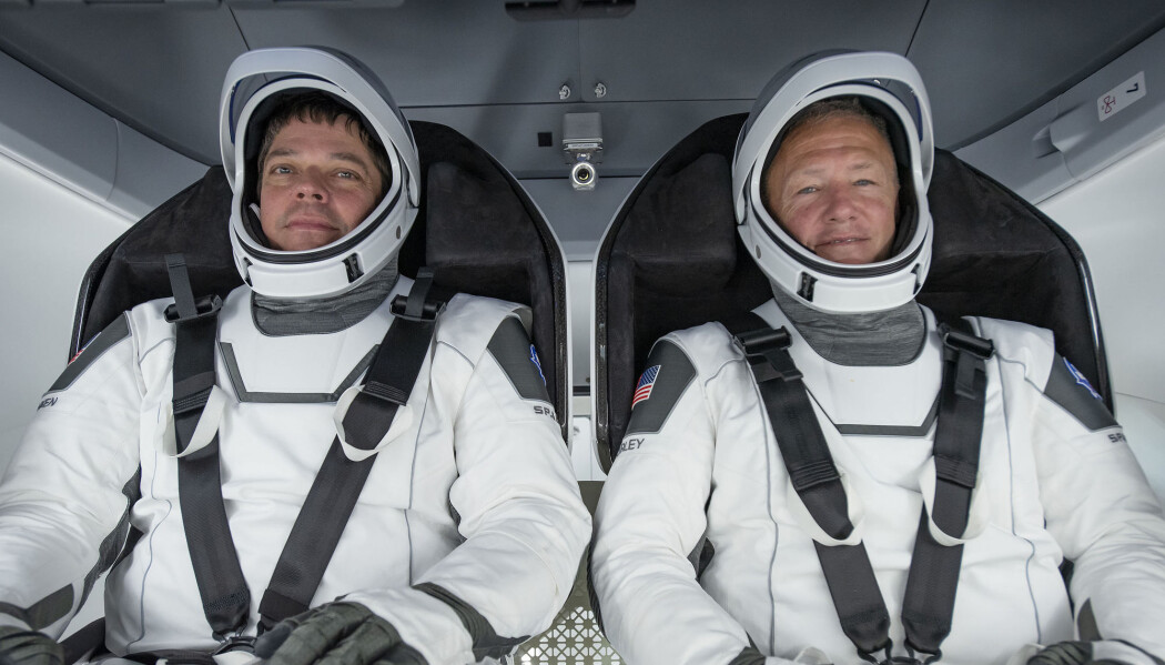 NASA-astronautene Bob Behnken (til venstre) og Doug Hurley fotografert under en test 30. mars. Går alt som det skal, blir de to de første astronautene som reiser til romstasjonen ISS med det nye Crew Dragon-fartøyet. NASA-astronautene Bob Behnken (til venstre) og Doug Hurley fotografert under en test 30. mars. Går alt som det skal, blir de to de første astronautene som reiser til romstasjonen ISS med det nye Crew Dragon-fartøyet.