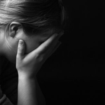 Sammenhengen mellom depresjon og inflammasjon er historien om høna og egget. Man mener at betennelsestilstanden oppstår først, men man ved det ikke med sikkerhet. Det skal kommende studier avklare. (Foto: iStockphoto) Sammenhengen mellom depresjon og inflammasjon er historien om høna og egget. Man mener at betennelsestilstanden oppstår først, men man ved det ikke med sikkerhet. Det skal kommende studier avklare. (Foto: iStockphoto)