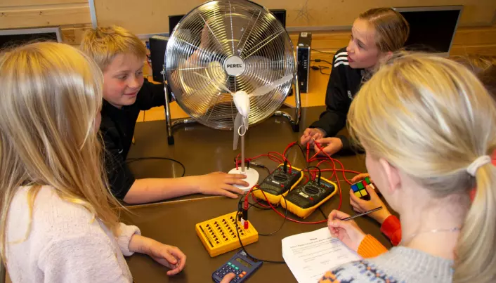 På Husøy skole har elevene fått prøve å produsere strøm fra vindkraft.
