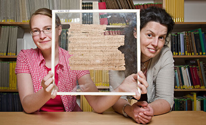 Anastasia Maravela (t.h.), professor i gresk ved UiO, leder teamet som forsker på papyrene i Universitetsbiblioteket i Oslo. Med i teamet er blant andre doktorgradsstudent Joanne Vera Stolk (t.v.). Her med fragmentet som viser seg å gi viktig ny kunnskap om antikkens siste poet. (Foto: John Hughes) Anastasia Maravela (t.h.), professor i gresk ved UiO, leder teamet som forsker på papyrene i Universitetsbiblioteket i Oslo. Med i teamet er blant andre doktorgradsstudent Joanne Vera Stolk (t.v.). Her med fragmentet som viser seg å gi viktig ny kunnskap om antikkens siste poet. (Foto: John Hughes)