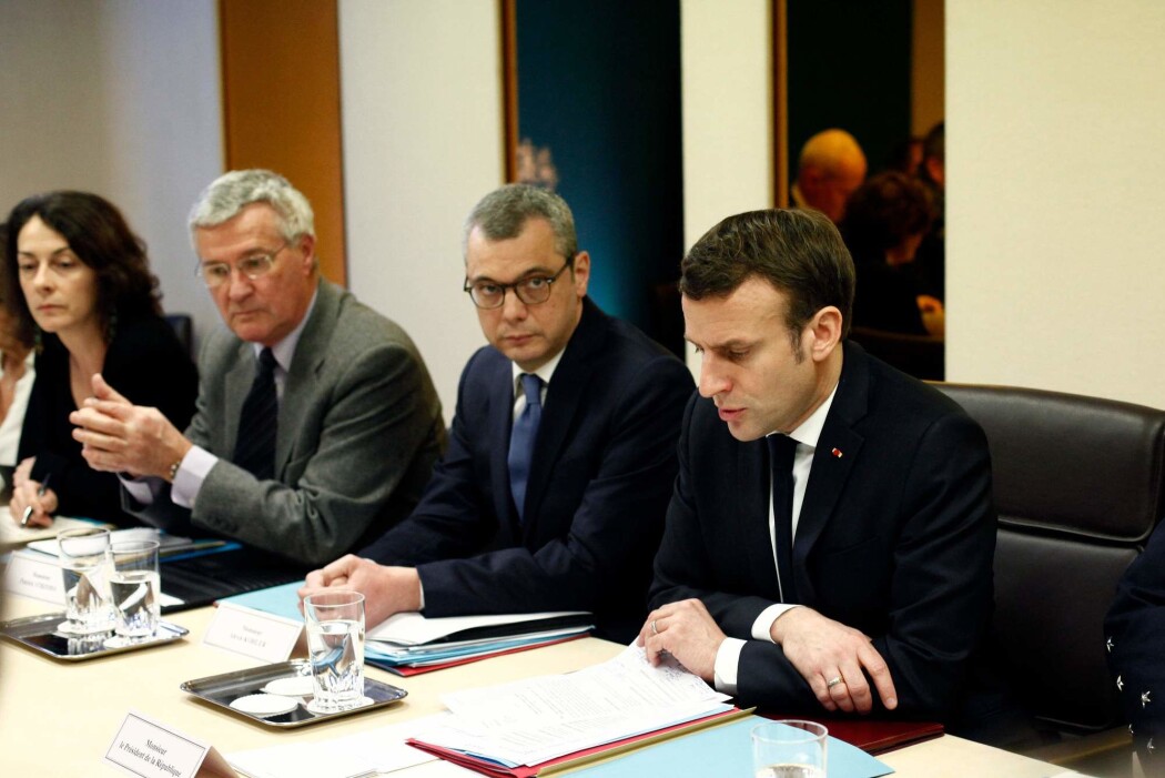 Frankrikes president Emmanuel Macron i et koronamøte med landets forsvarsråd i mars i år. Frankrikes president Emmanuel Macron i et koronamøte med landets forsvarsråd i mars i år.