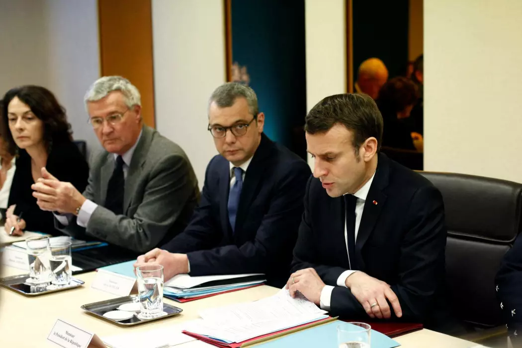 Frankrikes president Emmanuel Macron i et koronamøte med landets forsvarsråd i mars i år.