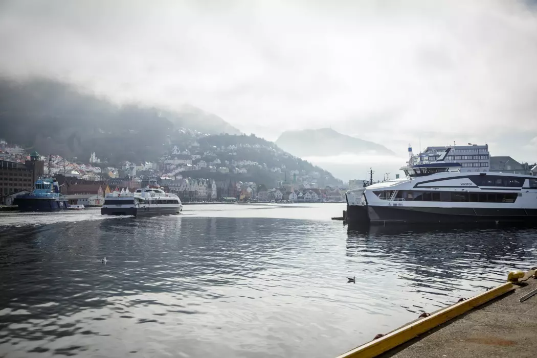 I Vågen i koronastille Bergen er det nesten bare pendlerbåter. Turistene og cruiseskipene har dratt fra Bergen, og det har skapt en unik forskningsmulighet.