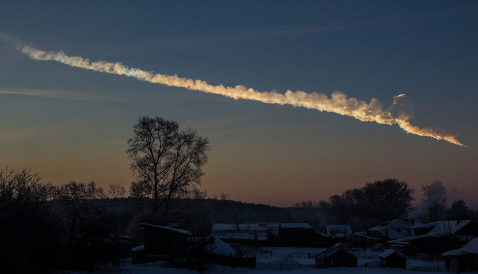 Illustrasjonsbilde som viser røyksporet etter den digre meteoren som eksploderte over Tsjeljabinsk i Russland i 2013.
