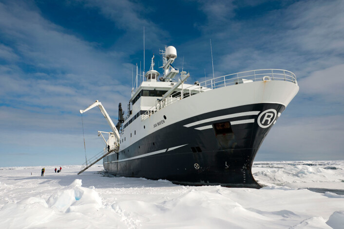 Universitetet i Tromsøs forskningsfartøy Helmer Hanssen på Arctic Tipping Points tokt i Framstredet, mai 2011. (Foto: rudicaeyers.com – BFE/Universitetet i Tromsø) Universitetet i Tromsøs forskningsfartøy Helmer Hanssen på Arctic Tipping Points tokt i Framstredet, mai 2011. (Foto: rudicaeyers.com – BFE/Universitetet i Tromsø)