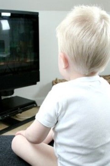En kanadisk studie har vist at barn som ser mye på TV når de er mellom to til fire år øker sjansene sine for å bli tykke som tiåringer. Blant annet fordi denne alderen er holdningsdannende og sårbar. (Foto: Colourbox) En kanadisk studie har vist at barn som ser mye på TV når de er mellom to til fire år øker sjansene sine for å bli tykke som tiåringer. Blant annet fordi denne alderen er holdningsdannende og sårbar. (Foto: Colourbox)