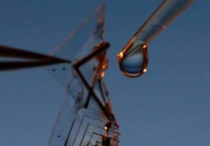 Biologisk nedrytbar elektronikk som løser seg opp i kontakt med en dråpe vann. (Foto: Tufts University/Fiorenzo Omenetto)
