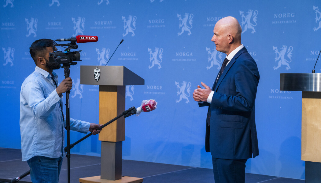 Koronaviruset har preget mediebildet de siste ukene. Her intervjuer en journalist i VG Bjørn Guldvog, direktør i Helsedirektoratet, etter en daglig oppdatering om viruset. Koronaviruset har preget mediebildet de siste ukene. Her intervjuer en journalist i VG Bjørn Guldvog, direktør i Helsedirektoratet, etter en daglig oppdatering om viruset.