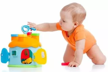 Krabbing gjør babyer mye flinkere til å bedømme avstand og fart. (Illustrasjonsfoto: Colourbox)