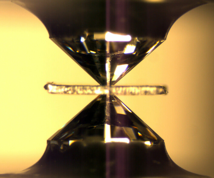 Forskerne bruker en såkalt diamant-ambolt til å gjenskape forholdene flere hundre kilometer nede i mantelen. På den måten undersøkte de hvordan vann kan få mineralet ringwooditt til å smelte. (Foto: (Steve Jacobsen / Northwestern University))