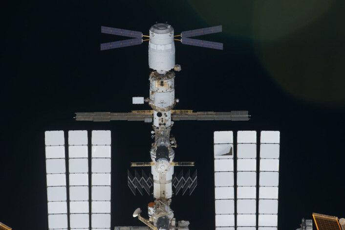 Dette bildet er tatt av en av mannskapet om bord på romferga Discovery. ESAs ATV Johannes Kepler befinner seg øverst midt på. (Foto: NASA) Dette bildet er tatt av en av mannskapet om bord på romferga Discovery. ESAs ATV Johannes Kepler befinner seg øverst midt på. (Foto: NASA)