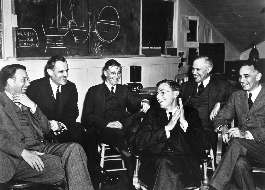 Fysikere ved University of California, Berkeley, med nobelprisvinner Ernest Lawrence (lengst til venstre) i spissen under et møte i 1940. Denne forskergruppa hadde ansvaret for en bit av det som skulle bli det teoretiske grunnlaget for atombomben. Fysikere ved University of California, Berkeley, med nobelprisvinner Ernest Lawrence (lengst til venstre) i spissen under et møte i 1940. Denne forskergruppa hadde ansvaret for en bit av det som skulle bli det teoretiske grunnlaget for atombomben.