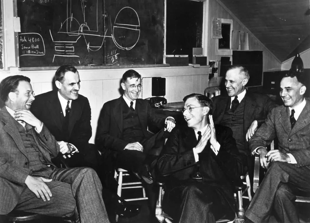 Fysikere ved University of California, Berkeley, med nobelprisvinner Ernest Lawrence (lengst til venstre) i spissen under et møte i 1940. Denne forskergruppa hadde ansvaret for en bit av det som skulle bli det teoretiske grunnlaget for atombomben.