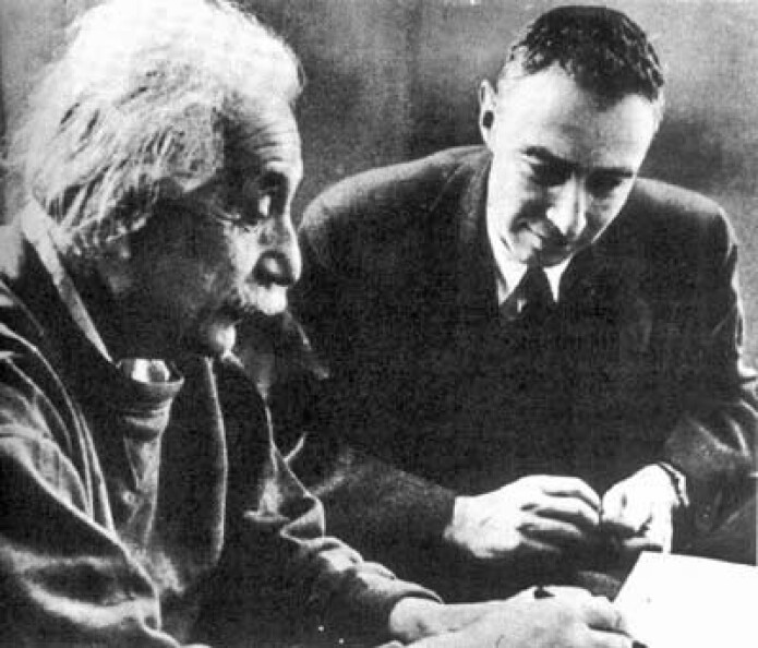 Albert Einstein og Robert Oppenheimer var to av de sentrale hjernene bak atombomben. Her poserer de for et bilde ved Institute for Advanced Study ved Princeton University, der de begge jobbet, rundt 1950. Albert Einstein og Robert Oppenheimer var to av de sentrale hjernene bak atombomben. Her poserer de for et bilde ved Institute for Advanced Study ved Princeton University, der de begge jobbet, rundt 1950.