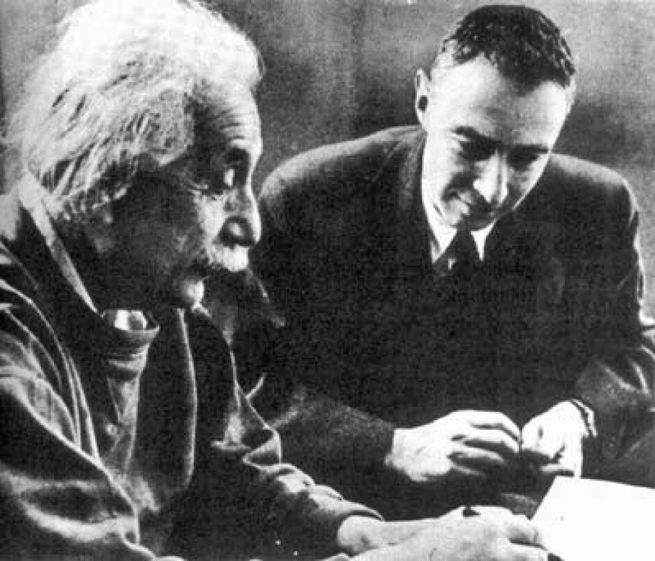 Albert Einstein og Robert Oppenheimer var to av de sentrale hjernene bak atombomben. Her poserer de for et bilde ved Institute for Advanced Study ved Princeton University, der de begge jobbet, rundt 1950.