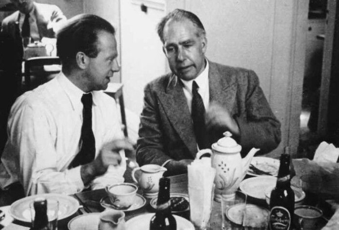 Werner Heisenberg og Niels Bohr med godt dansk drikke i København i 1934. Deres versjon av kvantemekanikken ble senere kjent som Københavntolkningen. Werner Heisenberg og Niels Bohr med godt dansk drikke i København i 1934. Deres versjon av kvantemekanikken ble senere kjent som Københavntolkningen.