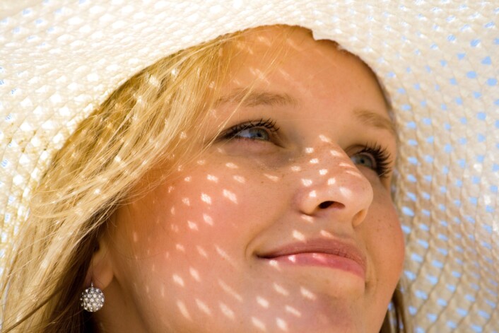 Forskere anbefaler klær og solkrem på lyse kropper i sommer. (Foto: Colourbox) Forskere anbefaler klær og solkrem på lyse kropper i sommer. (Foto: Colourbox)
