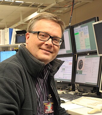 Håkon Dahle er forsker ved Institutt for teoretisk astrofysikk, UiO. Han sier at vi ikke har det fulle og hele svaret på hva radioglimt er enda. Håkon Dahle er forsker ved Institutt for teoretisk astrofysikk, UiO. Han sier at vi ikke har det fulle og hele svaret på hva radioglimt er enda.
