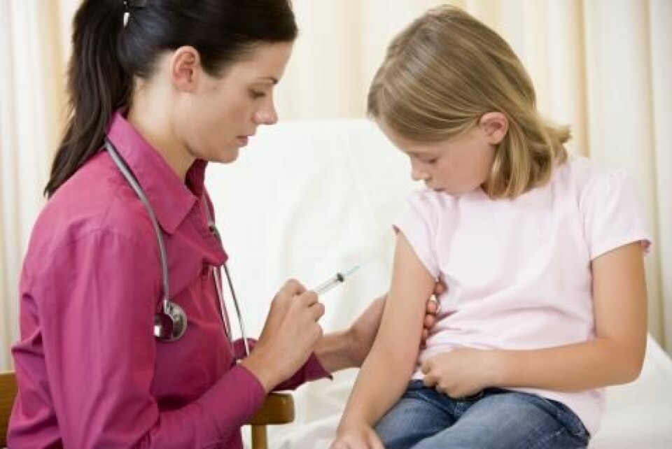 Selv om barna blir vaksinert, risikerer de å bli syke. PFC i kroppen gjør at vaksinene får redusert effekt. (Foto: Colourbox)