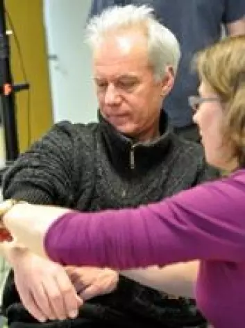 Rolf Inge Godøy tester muskelsspenningssensorer i fourMs-lab'en. (Foto: Alexander R. Jensenius)