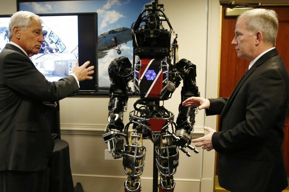 USAs forsvarsminister Chuck Hagel fikk møte ATLAS-roboten, som er en prototyp på en redningsrobot for katastrofeområder. (Foto: Kevin Lamarque, Reuters)