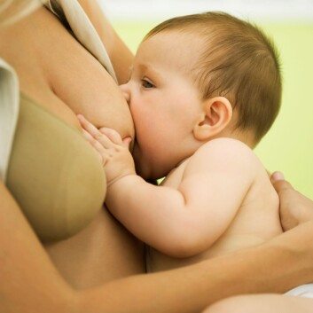 Baby som ammer (Foto: Colourbox) Baby som ammer (Foto: Colourbox)