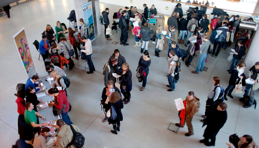Studenter registrerer seg for studier ved Universitetet i Bergen. Illustrasjonsbilde. Studenter registrerer seg for studier ved Universitetet i Bergen. Illustrasjonsbilde.