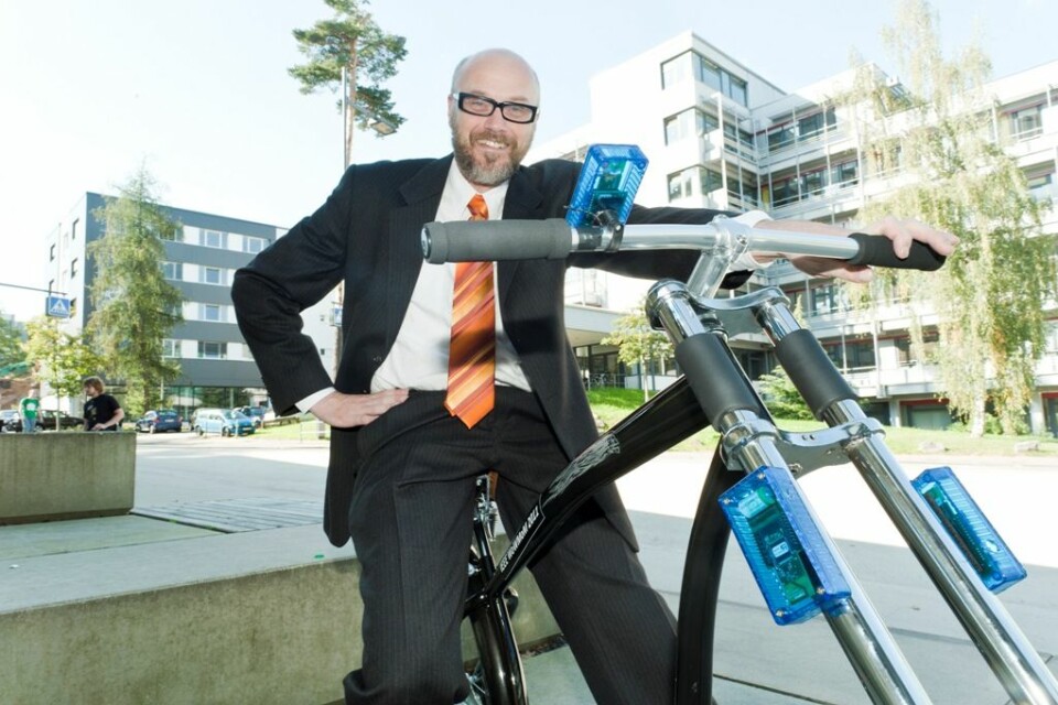 Holger Hermanns er professor i informatikk ved Saarland University i Tyskland. Han har utviklet en svært trygg trådløs brems for sykkel, gjennom nøye utregninger. (Foto: Angelika Klein)