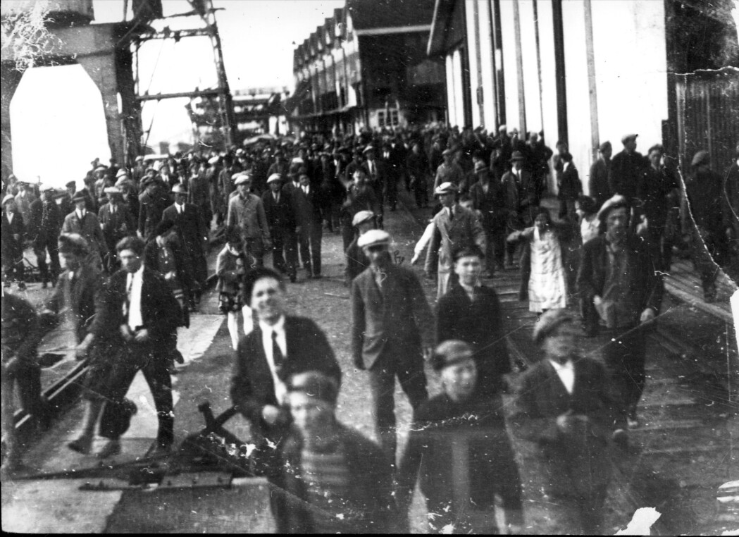 Arbeidere på jakt etter streikebrytere ved Norsk Hydros kai på Menstad i 1931. Foreløpig ser fallet i BNP i 2020 ut til å bli noe lavere enn i 1931, men den gang skyldtes også nedgangen i stor grad massive streiker. Arbeidere på jakt etter streikebrytere ved Norsk Hydros kai på Menstad i 1931. Foreløpig ser fallet i BNP i 2020 ut til å bli noe lavere enn i 1931, men den gang skyldtes også nedgangen i stor grad massive streiker.